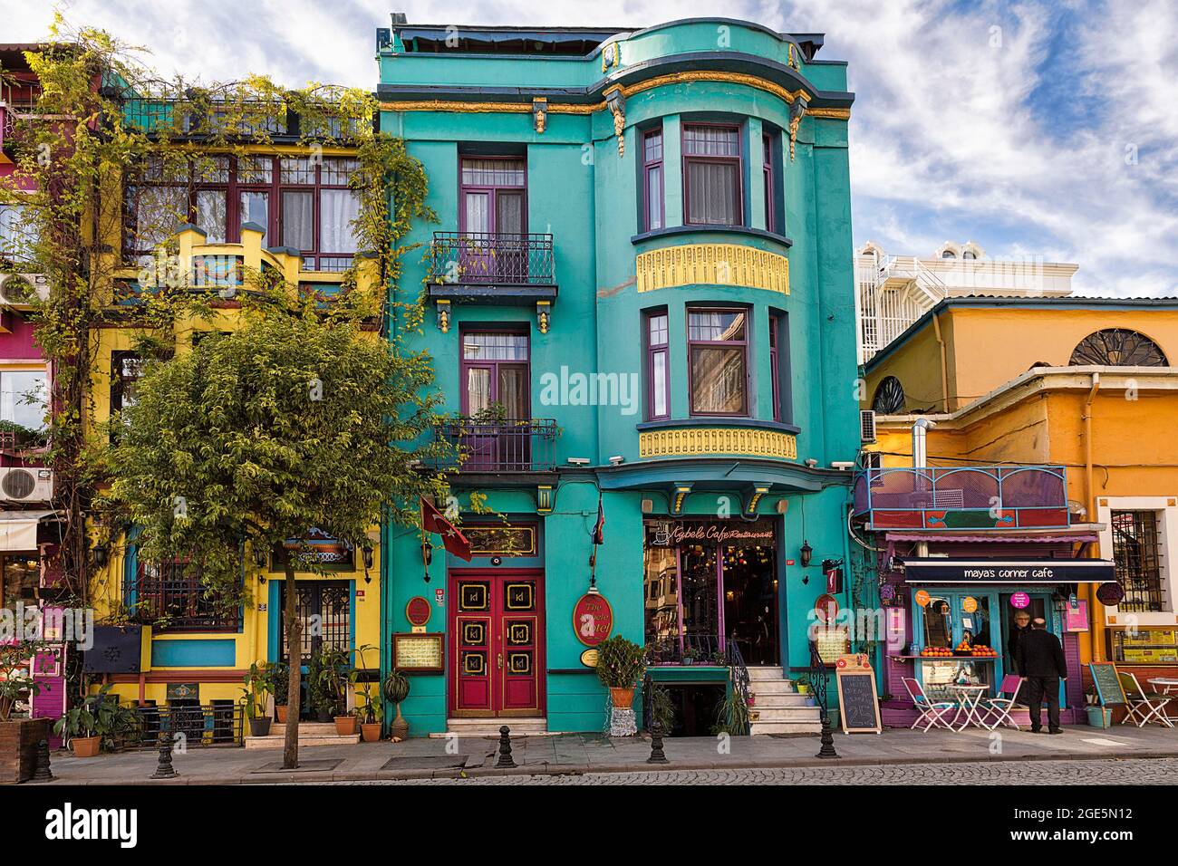 Farbenfrohe, einladend gestaltete Fassaden, Hotel und Café in der Altstadt, Sultanahmet, europäischer Teil, Istanbul, Türkei Stockfoto