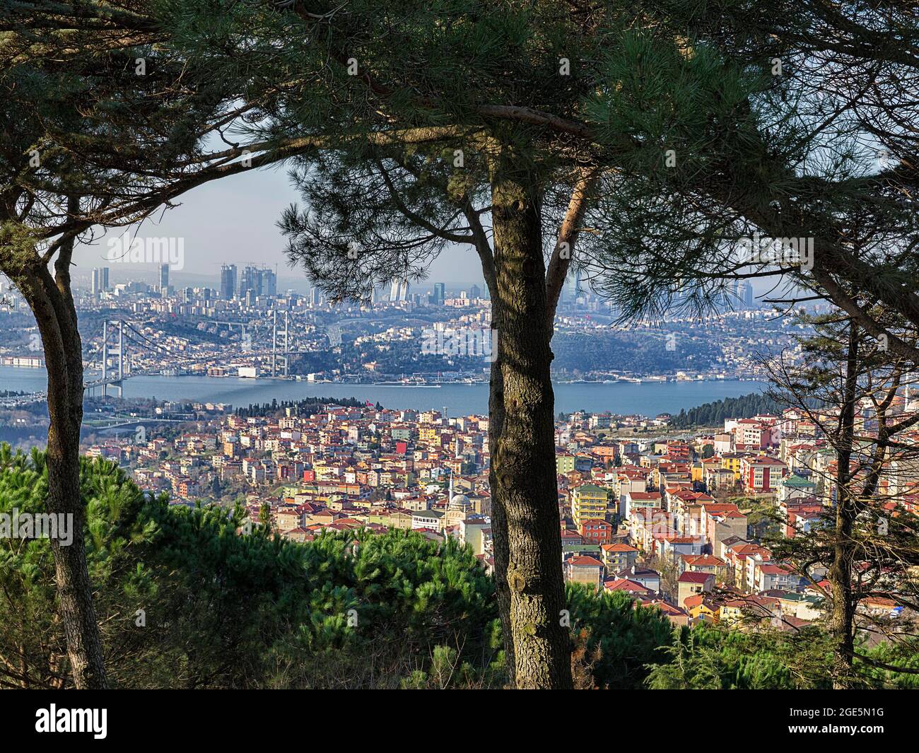 Blick vom Hügel, Bueyuek Camlica Park der Stadt Istanbul auf dem Bosporus, Brücke und Skyline, Camlica, Istanbul, Türkei Stockfoto