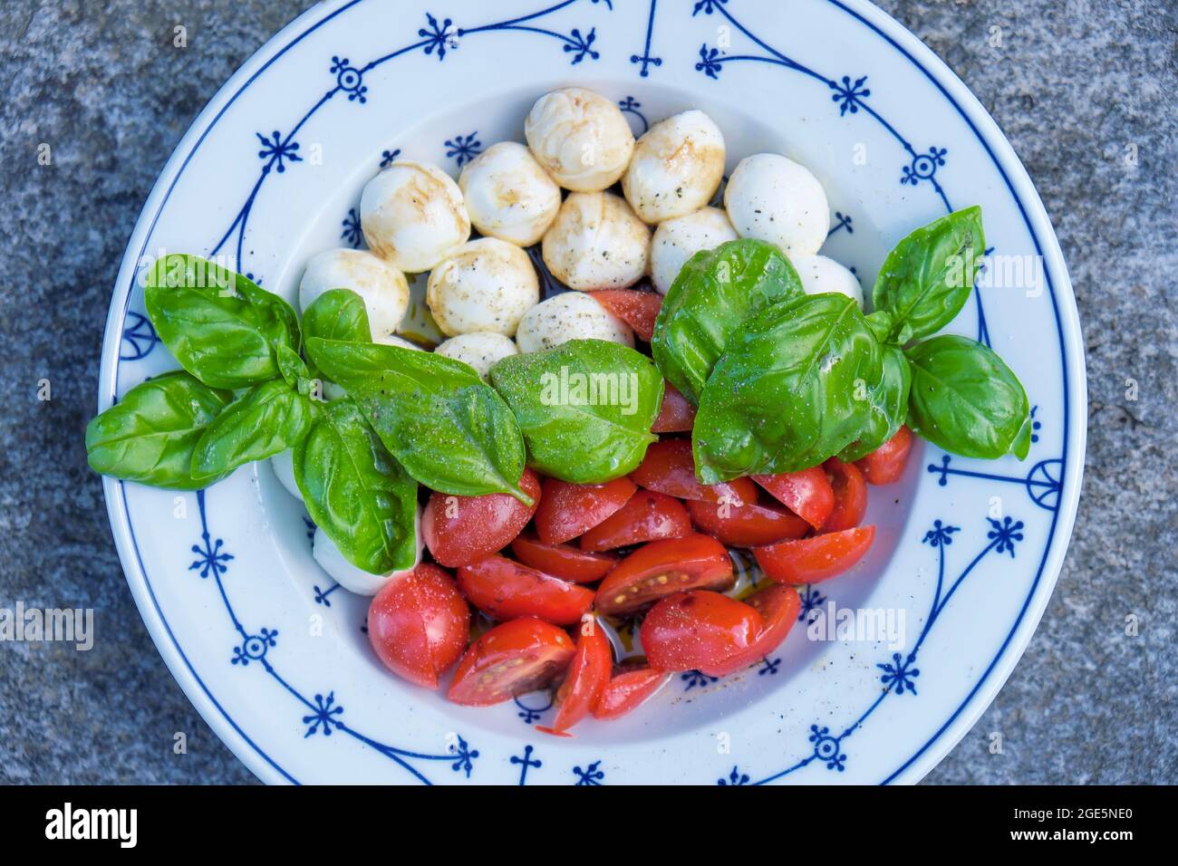 Tomatenmozzarella, Teller, Gericht, Oberbayern, Bayern, Deutschland Stockfoto