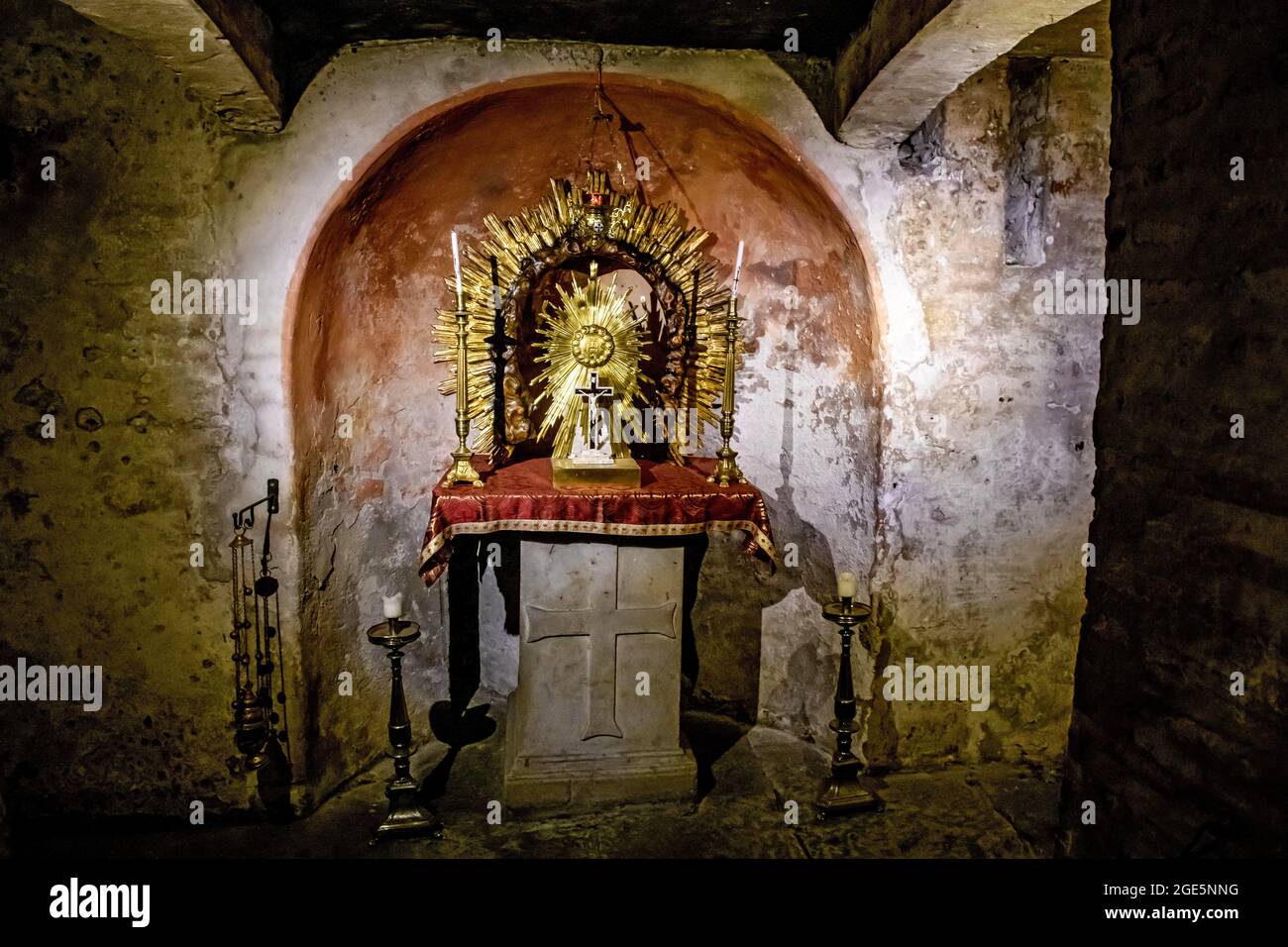 Altar in der Krypta von Papst Adrian I. im alten Keller der Kirche Santa Maria in Cosmedin, La Basilica di Santa Maria in Cosmedin, Forum Boarium, Rom Stockfoto