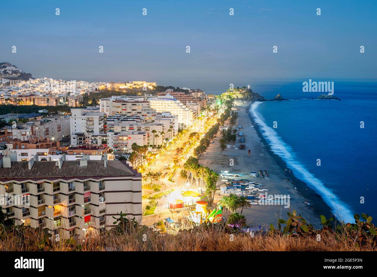 Panorama der touristischen beleuchteten Küste in Almunecar bei Nacht, Andalusien, Spanien Stockfoto