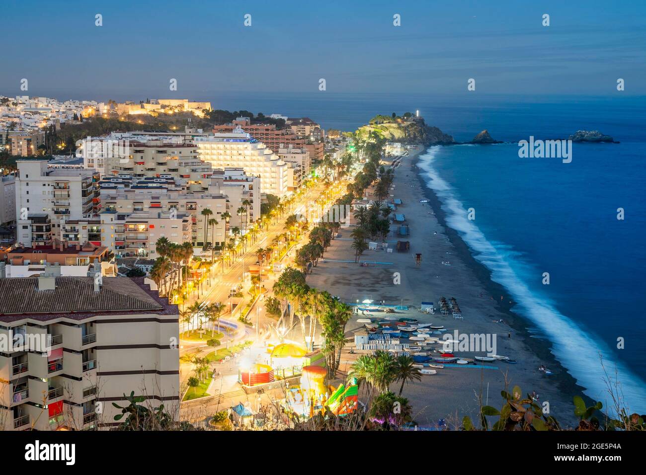 Panorama der touristischen beleuchteten Küste in Almunecar bei Nacht, Andalusien, Spanien Stockfoto