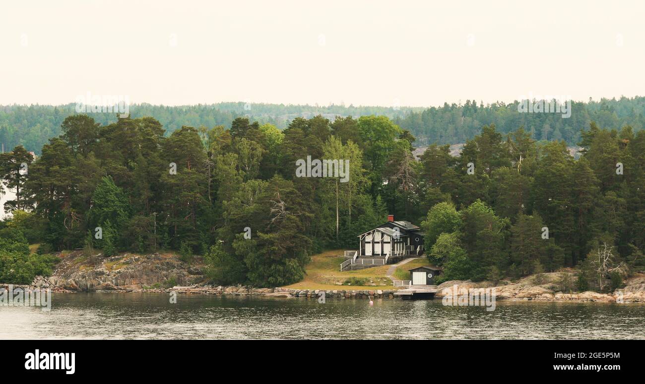 Schwedisches Holzsauna Blockhaus An Der Inselküste Im Sommer Wolkiger Tag Stockfoto