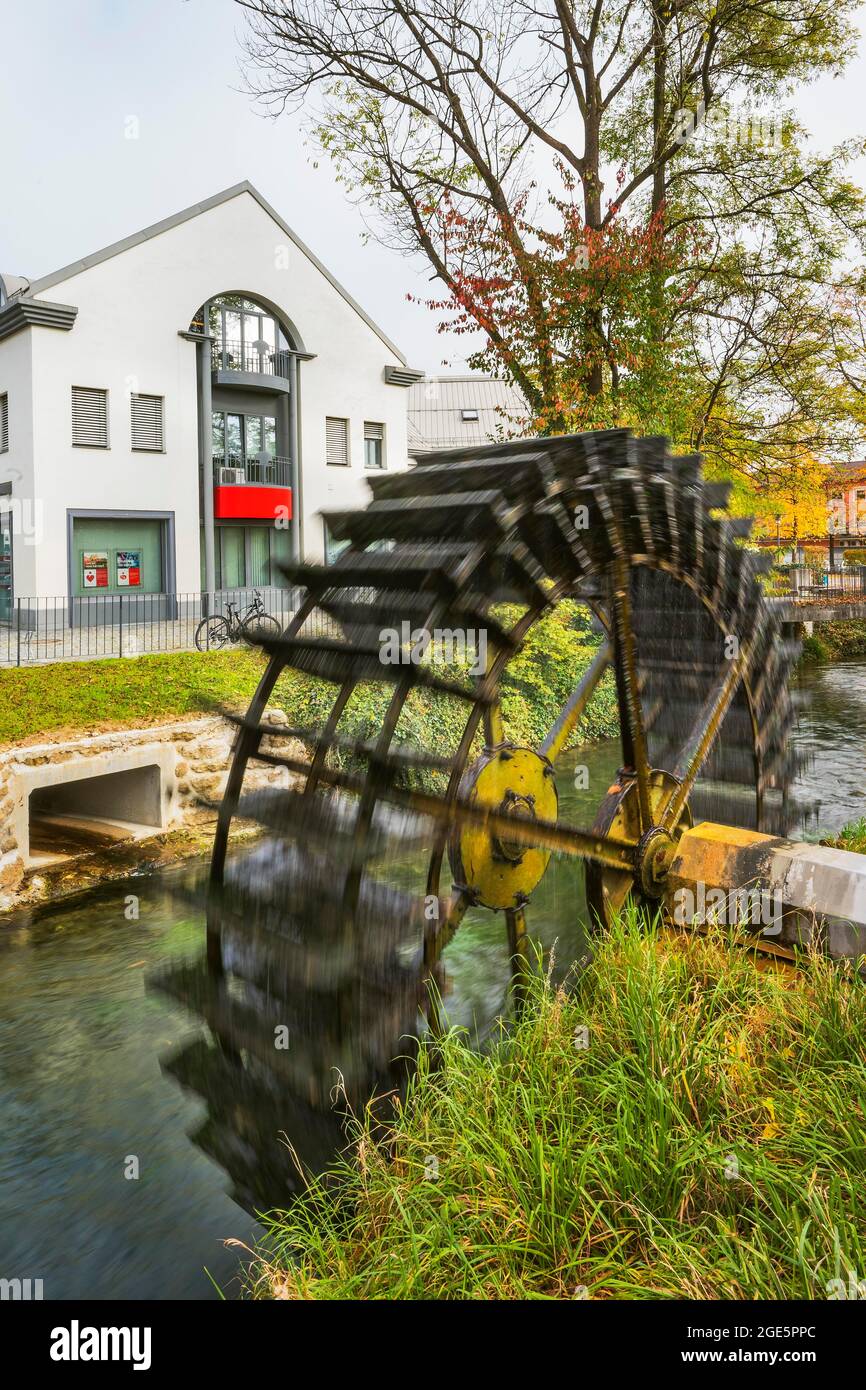 Altes Wasserrad, Bruckmühl, Oberbayern, Bayern, Deutschland Stockfoto