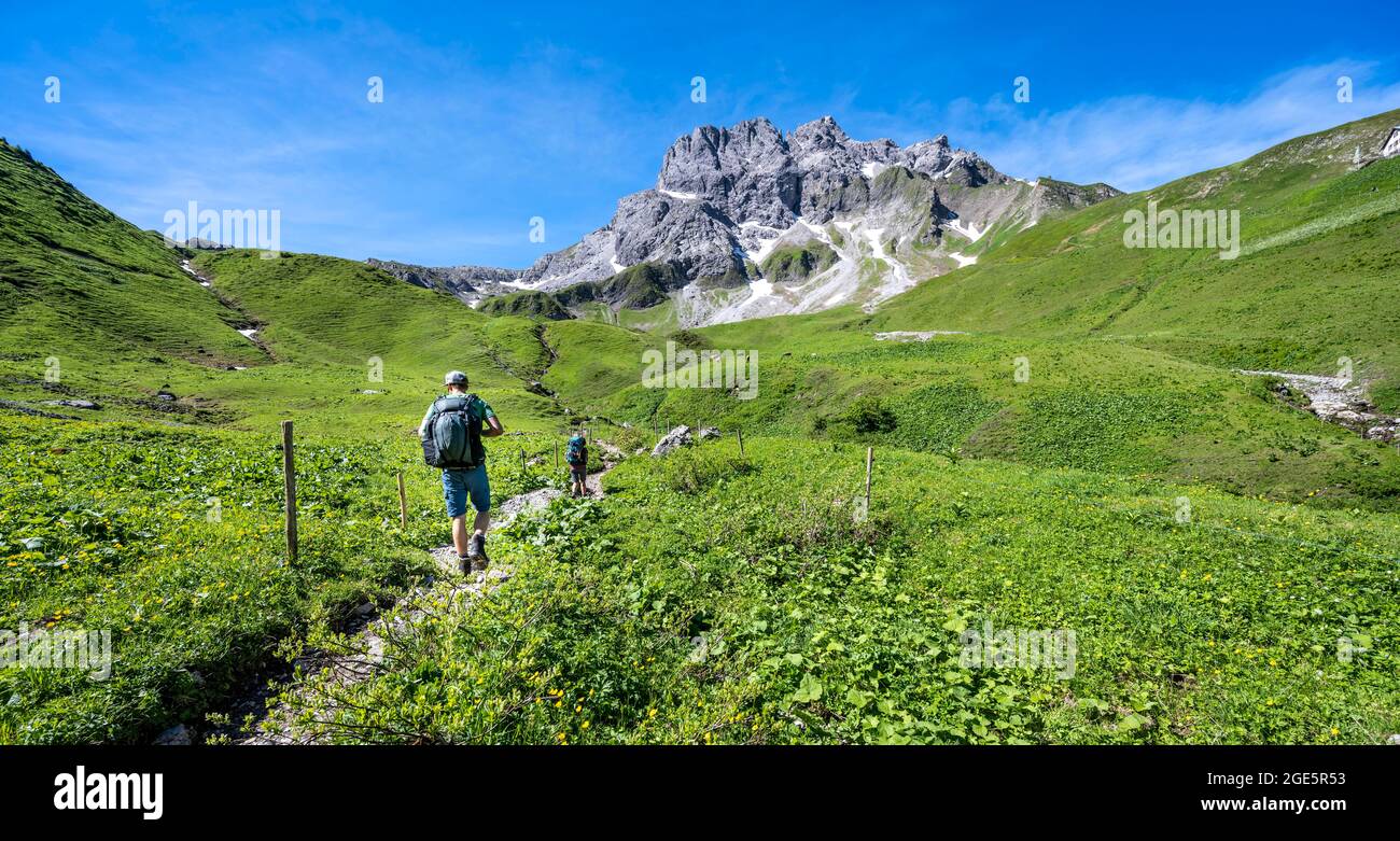Zwei Wanderer auf einem Wanderweg, Wanderweg zur Kemptner Hütte, im Hintergrund felsige Berggipfel des Kratzer, Heilbronner Weg, Oberstdorf Stockfoto