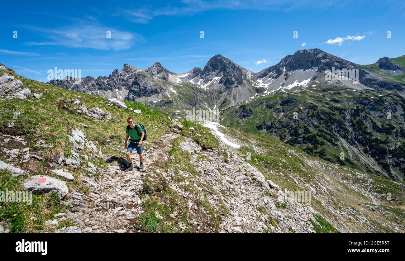 Wanderer, Bergsteiger auf Wanderweg, im Hintergrund felsige Gipfel des Großen Krottenkopf und Ramstallkopf, Bergpanorama, Heilbronner Weg Stockfoto