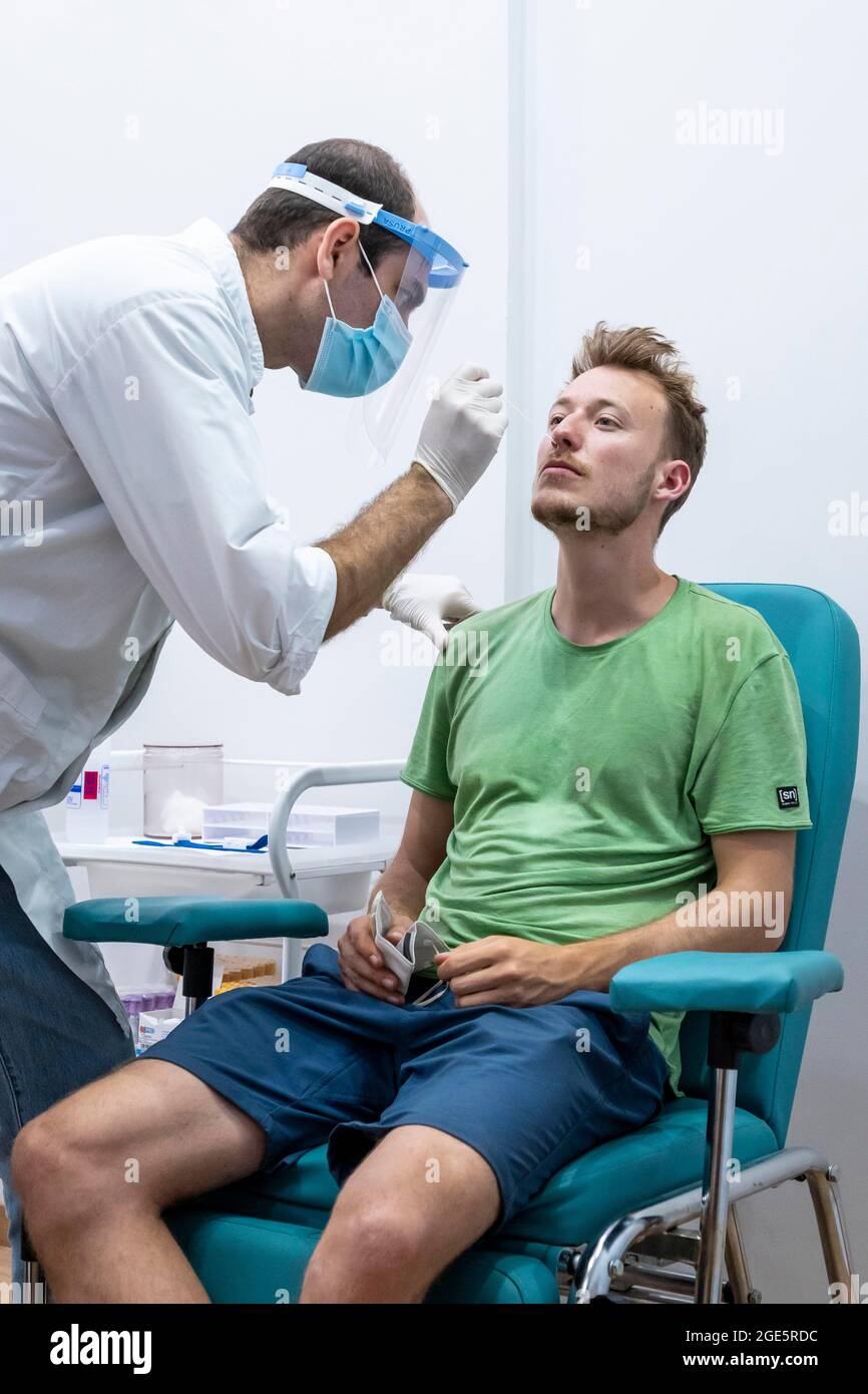 Arzt in Schutzkleidung führt einen Antigen-Test an einem jungen Mann durch, Coronavirus-Test, Covid-19, Kalymnos, Griechenland Stockfoto