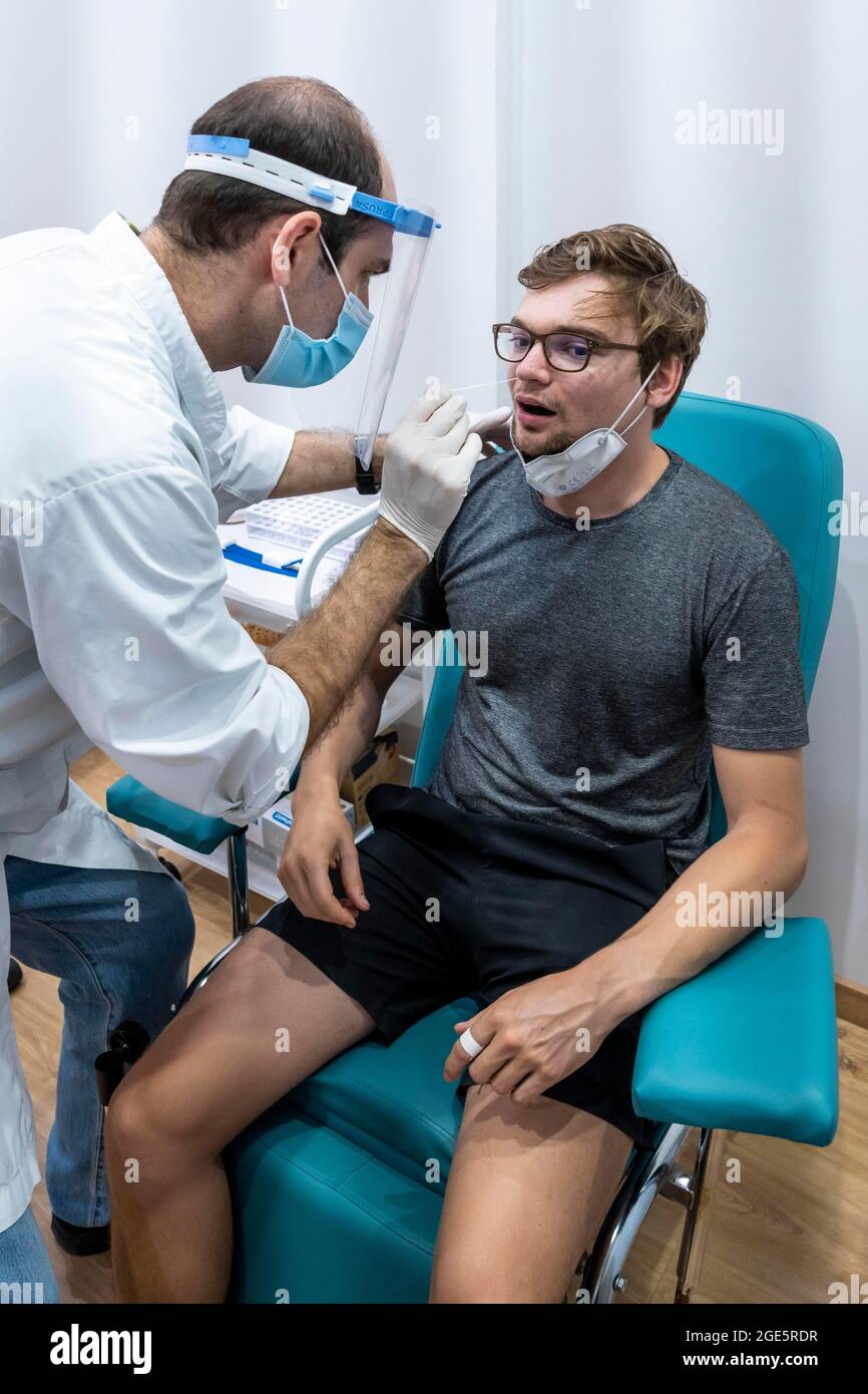 Arzt in Schutzkleidung führt einen Antigen-Test an einem jungen Mann durch, Coronavirus-Test, Covid-19, Kalymnos, Griechenland Stockfoto