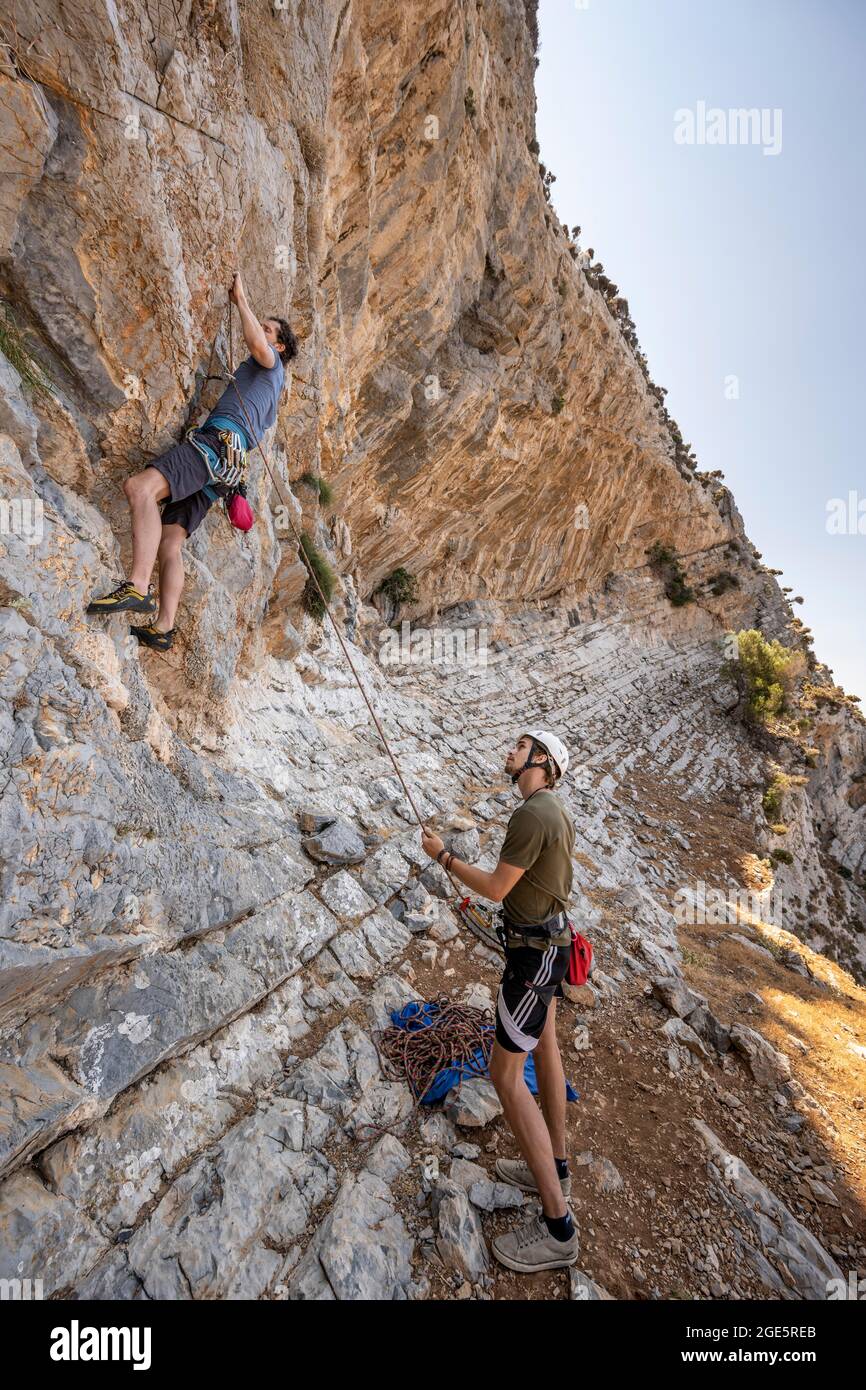 Klettern an einer Felswand, Sichern, Bleiklettern, Sportklettern, Kalymnos, Dodekanes, Griechenland Stockfoto