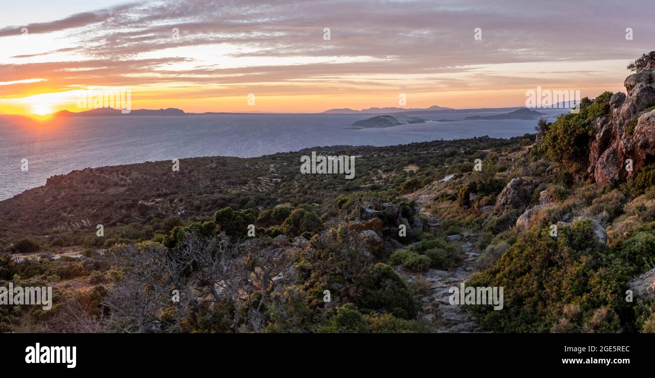 Sonnenuntergang über dem Meer, Landschaft mit Macchia, auf den hinteren Inseln Gyali und Kos, Nisyros, Dodekanes, Griechenland Stockfoto