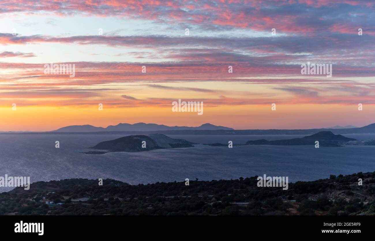 Sonnenuntergang über dem Meer, hinter den Inseln Gyali und Kos, Nisyros, Dodekanes, Griechenland Stockfoto