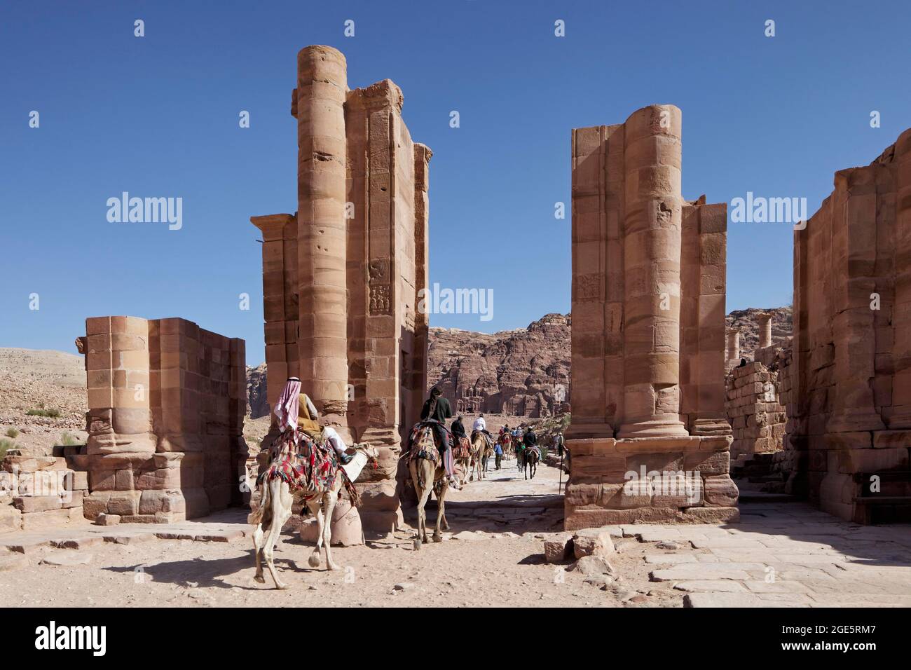 Thematisches Tor zum heiligen Bezirk, Jordanier, Reiter auf Kamelen (Kamel-Dromedarius), Petra, alte Hauptstadt der Nabatäer, UNESCO World Stockfoto