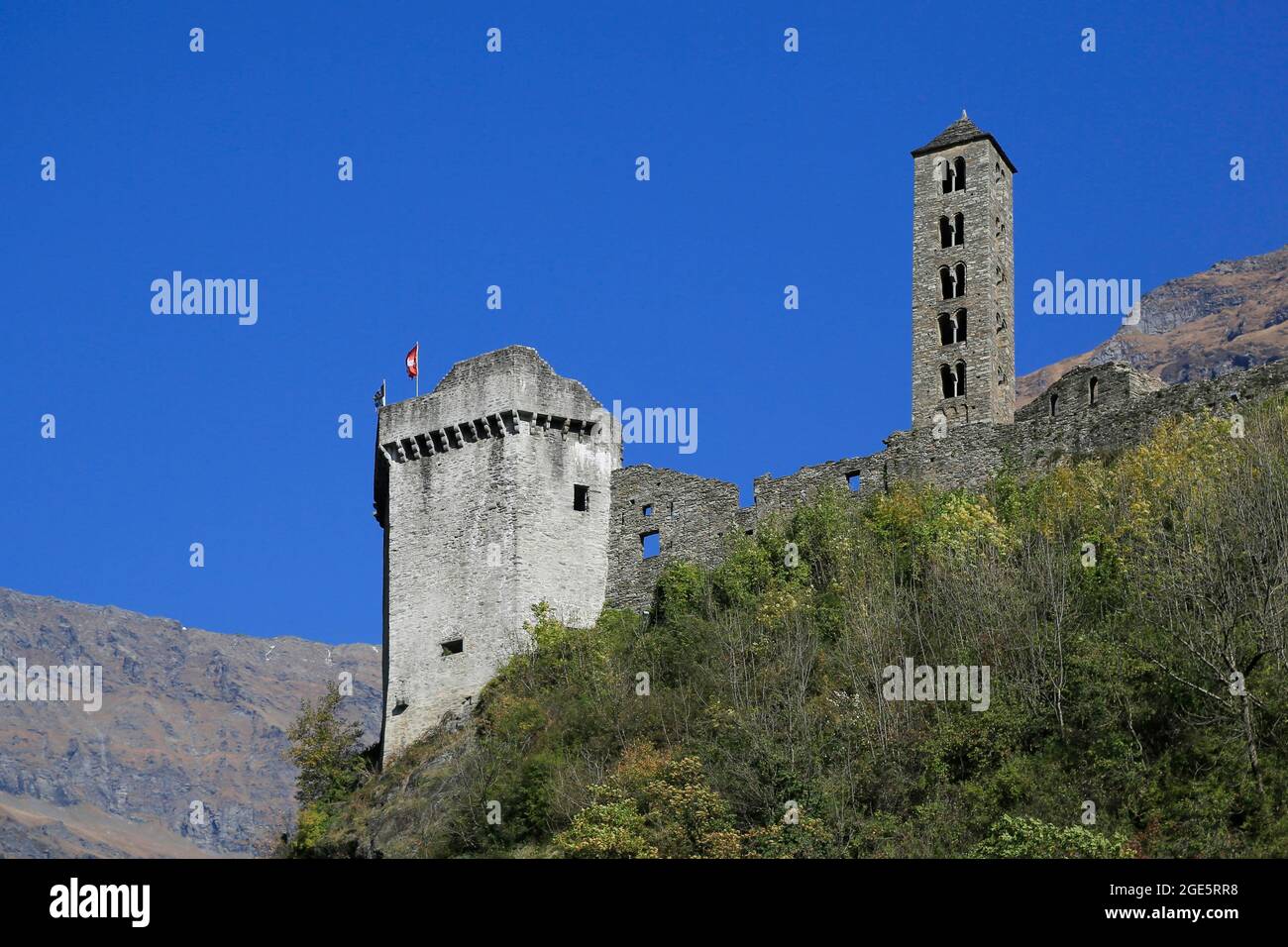 Ruinen der Burg Castello di Mesocco, von der Autobahn A13 E43 zum San Bernardino Pass, Kanton Graubünden, Schweiz Stockfoto