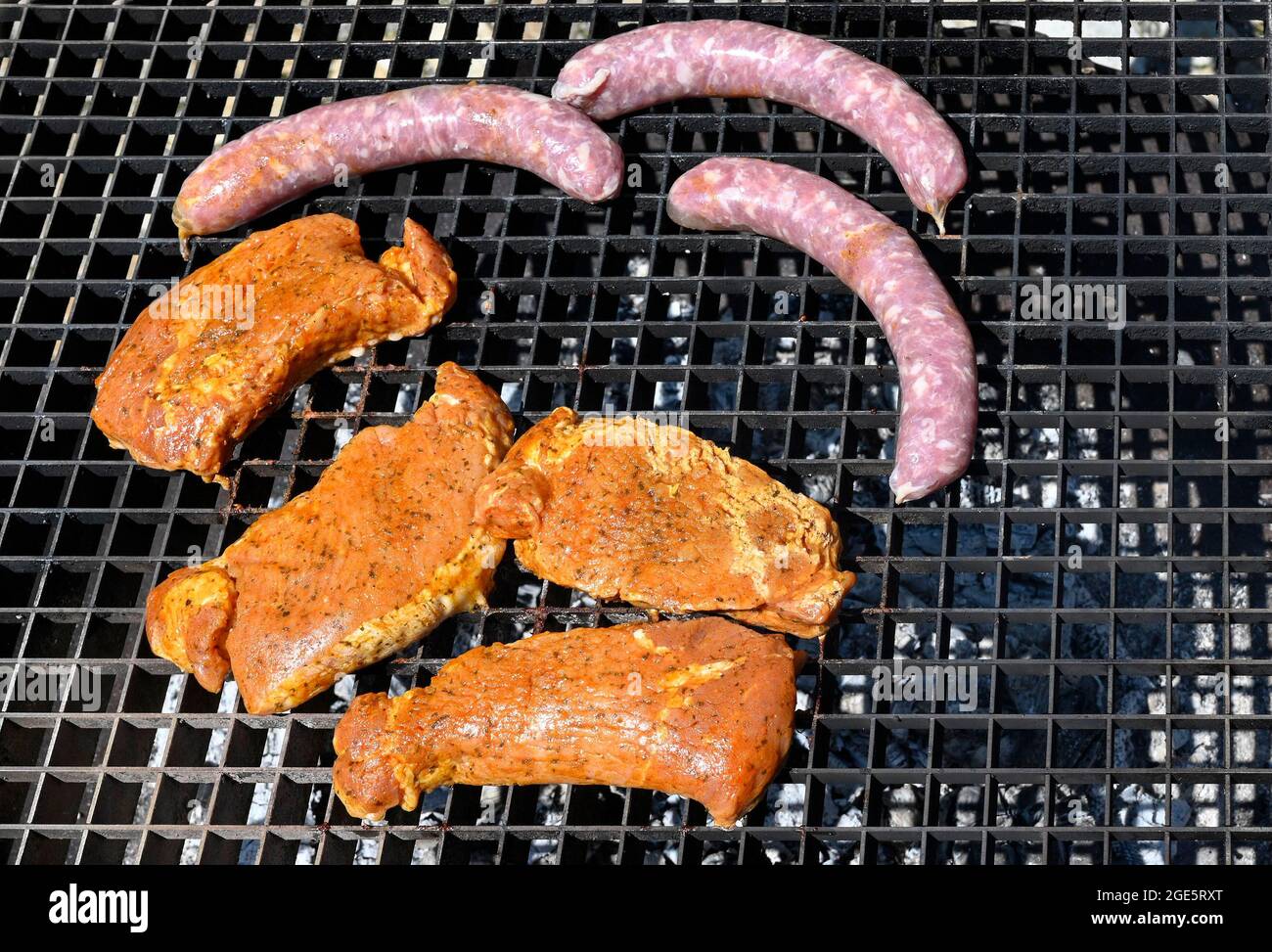 Barbecue-Grill mit Steaks und Würstchen Stockfoto