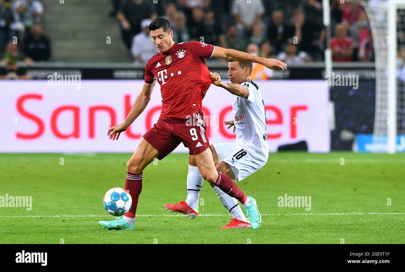 Bundesliga-Fußballspiel im Borussia Park Mönchengladbach: Bor. Mönchengladbach gegen Bayern München: München´s Robert Lewandowski gegen Stefan Lainer. Stockfoto