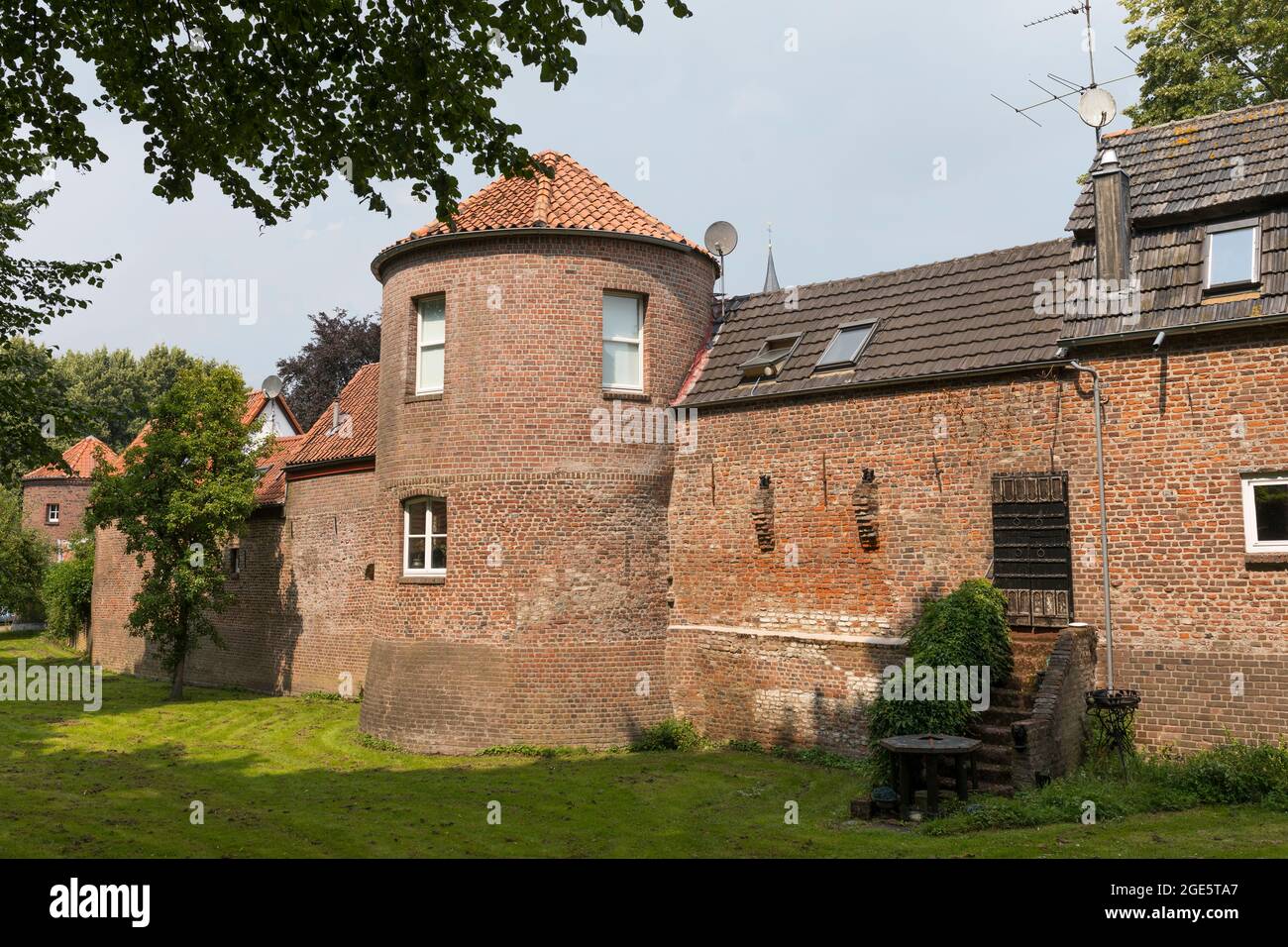 Mittelalterliche Mauer und Turm in der Stadt Kranenburg in Deutschland Stockfoto