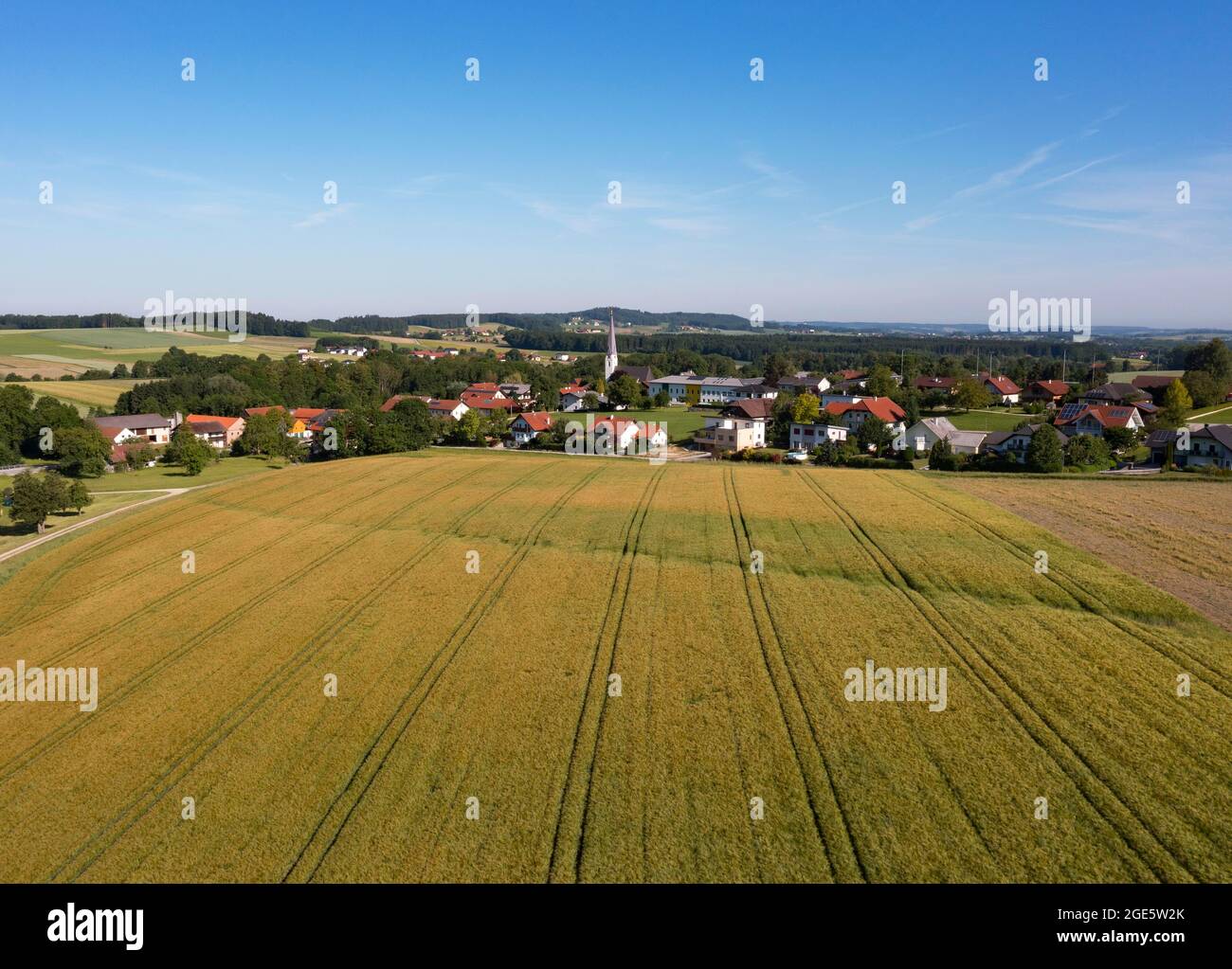 Drohnenbild, Agrarlandschaft, Getreidefeld mit Dorf Pattigham, Innviertel, Oberösterreich, Österreich Stockfoto