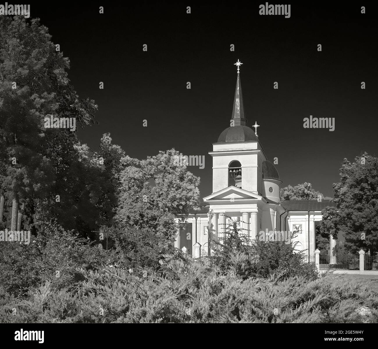 Alte weiße orthodoxe Kirche in schwarz und weiß Stockfoto