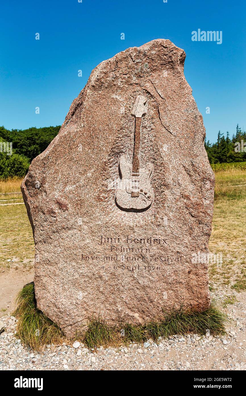 Gedenkstein mit Inschrift und Relief einer E-Gitarre von Jimi Hendrix, Love and Peace Festival, bei Fluegge, Fehmarn Island, Ost Stockfoto