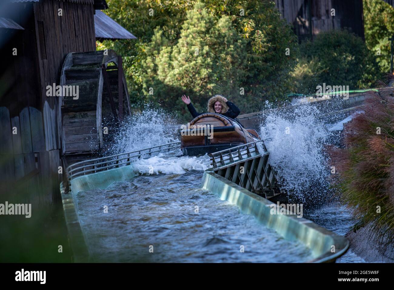 Space Shot startete Free Fall, Log Flume und Drako Kids Coaster Rollercoaster Walbi Holland, den Niederlande Theme Park Stockfoto