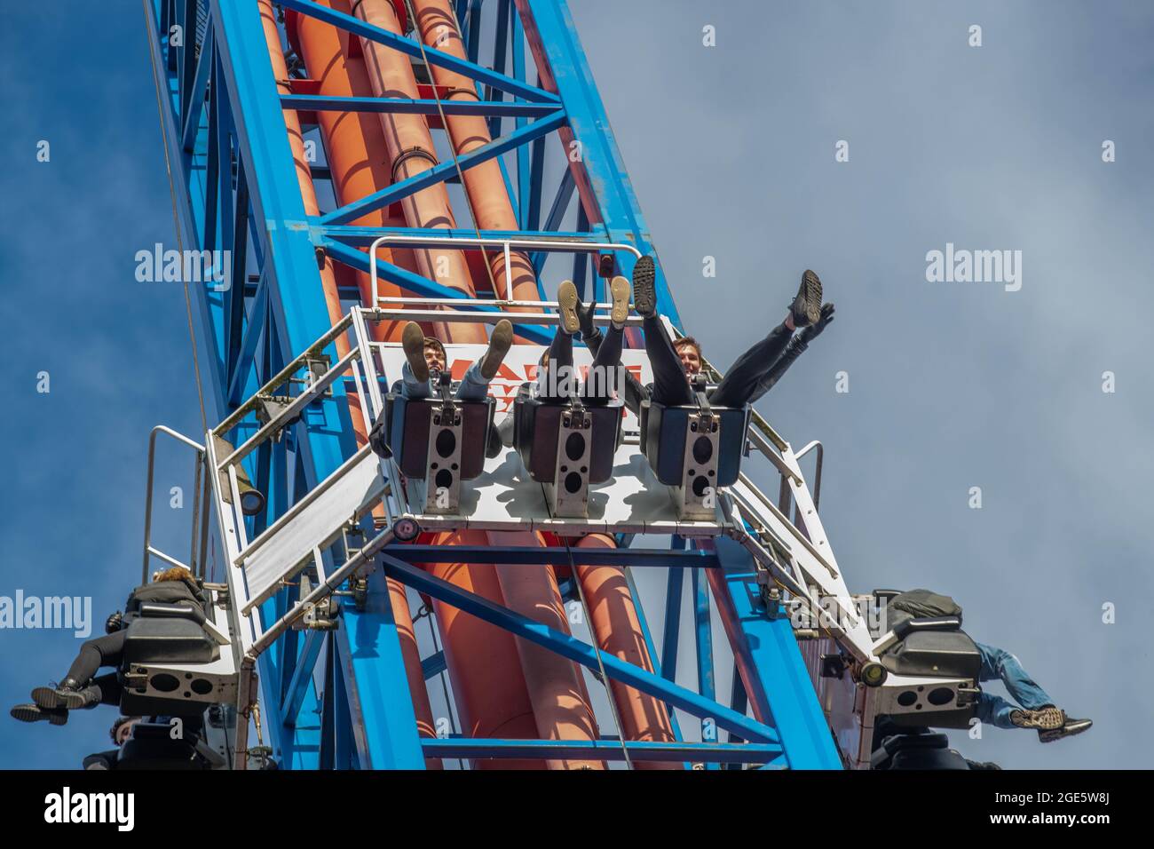 Space Shot startete Free Fall, Log Flume und Drako Kids Coaster Rollercoaster Walbi Holland, den Niederlande Theme Park Stockfoto