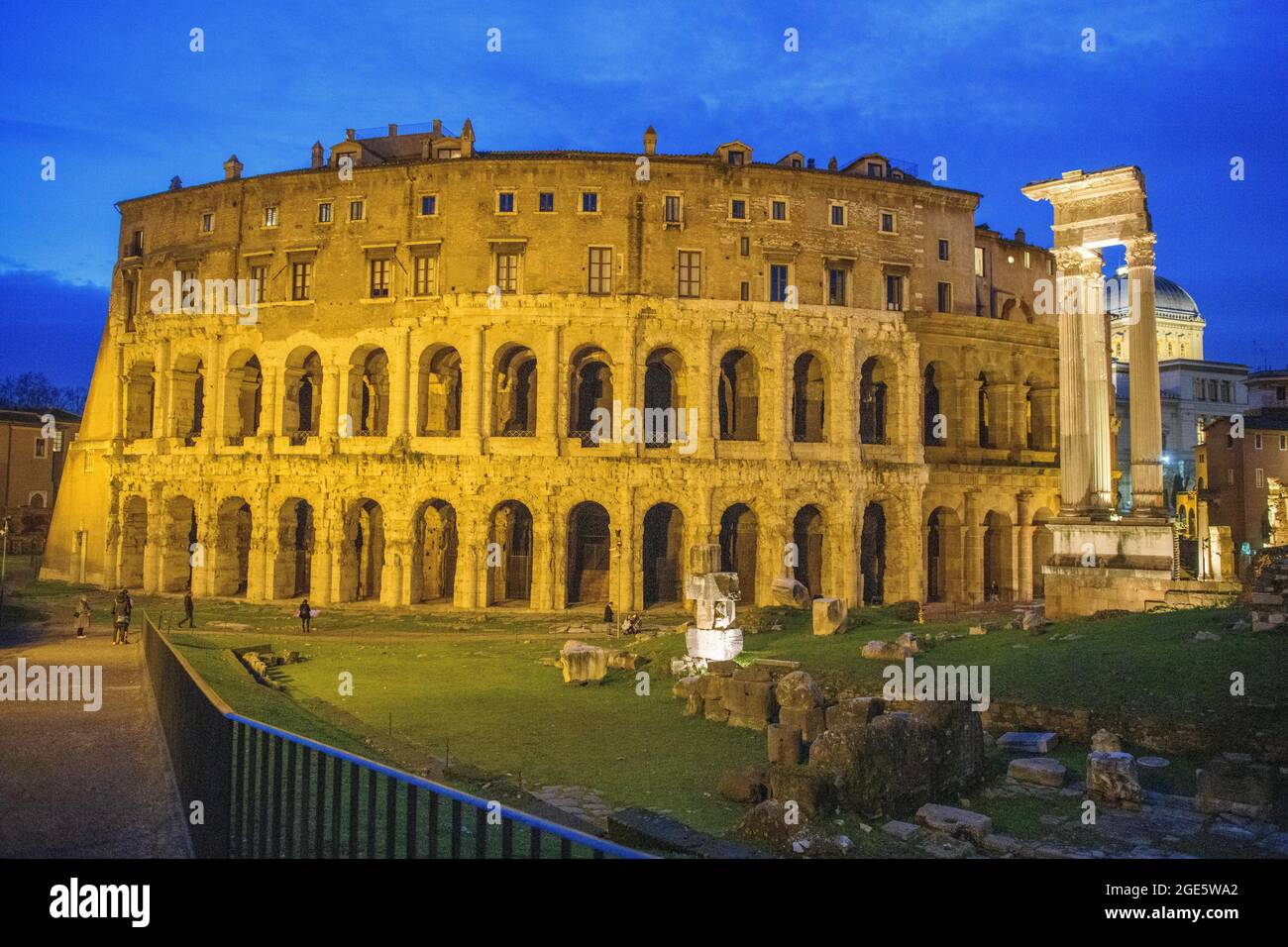 Abendliche Lichtinstallation im Marcellus Theater, neben antiken Säulen des Apollontempels, Rom, Latium, Italien Stockfoto
