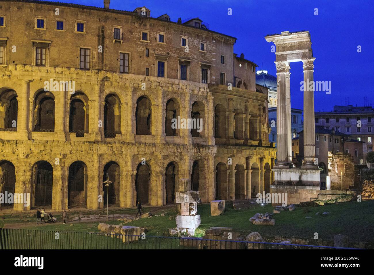 Abendliche Lichtinstallation im Marcellus Theater, rechts antike Säulen des Apollontempels, Rom, Latium, Italien Stockfoto