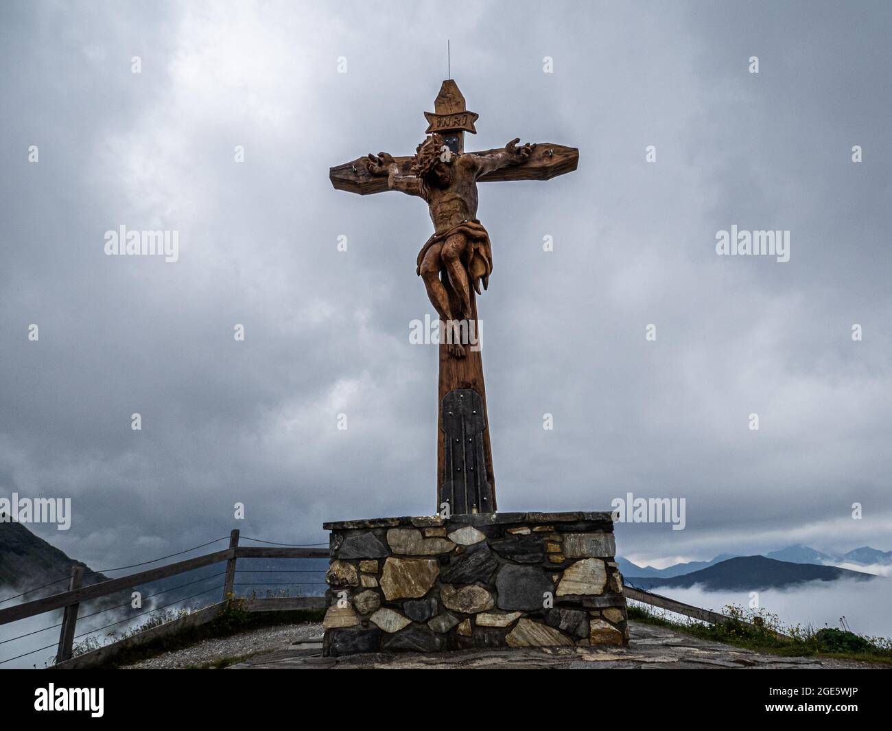 Geschnitzte Christusfigur, Gipfelkreuz am Stubnerkogel, Bad Gastein, SalzburgerLand, Österreich Stockfoto