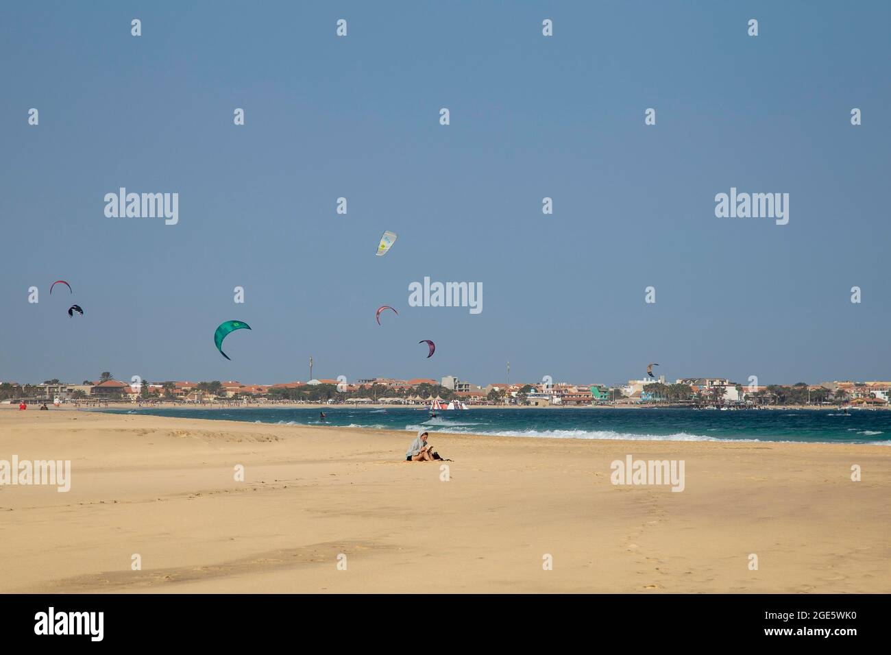 Frau, Kitesurfer, Sandstrand Ponta do Sino in der Nähe von Santa Maria, Ilha do Sal, Cabo Verde Stockfoto