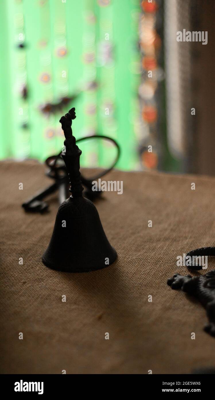 Eine antike Glocke auf einem Souvenirladen Stockfoto