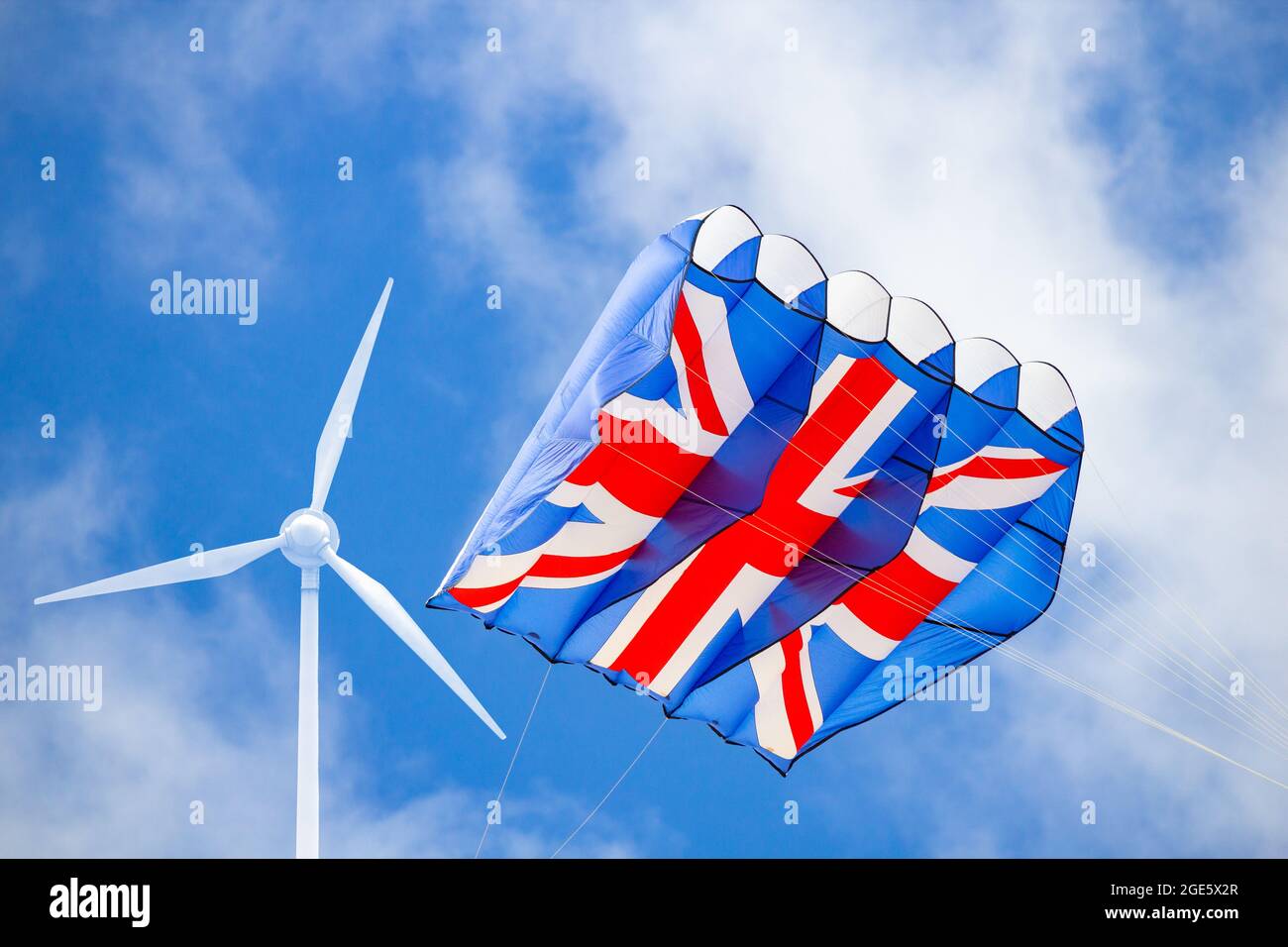 Große UK Union Jack Flagge Kite, blauer Himmel und Windturbinen. Saubere Energie, Windenergie, erneuerbare Energien, Klimawandel, globale Erwärmung.. Konzept Stockfoto