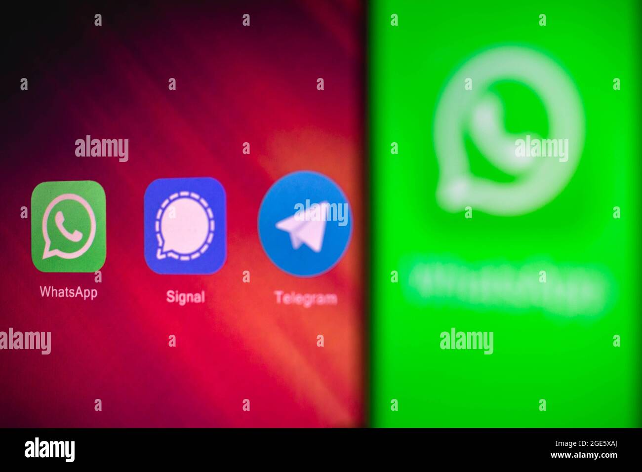 In dieser Abbildung sind die Apps WhatsApp, Signal und Telegram im Hintergrund eines Silhouette-Mobiltelefons zu sehen (Foto: Rafael Henrique / SOPA Images/Sipa USA) Stockfoto