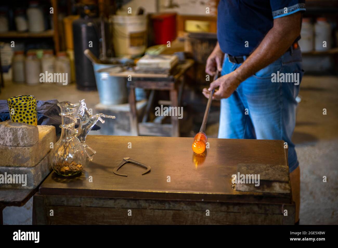 Arbeiten von heißem Glas in der Werkstatt eines Glasbläsers, Murano, Venedig, Venetien, Italien Stockfoto