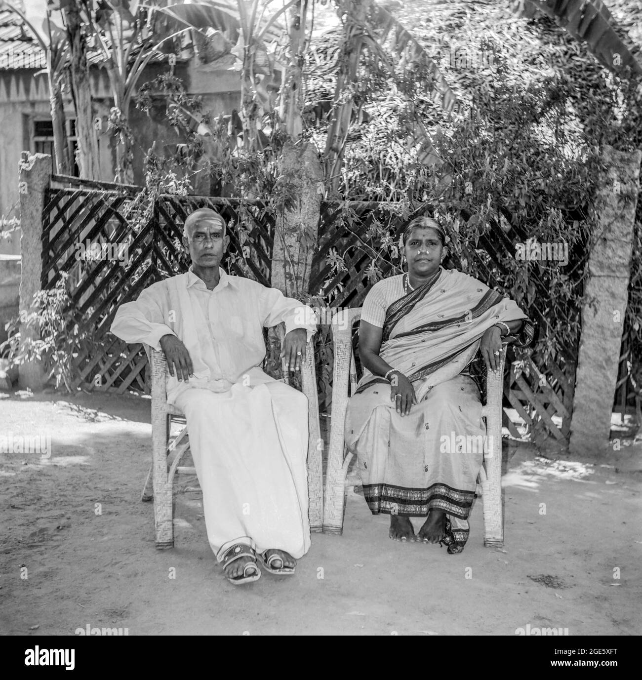 Südasiatischer indischer alter Mann in Lungi und Frauen in Seidensaree, Tamil Nadu, Indien Stockfoto