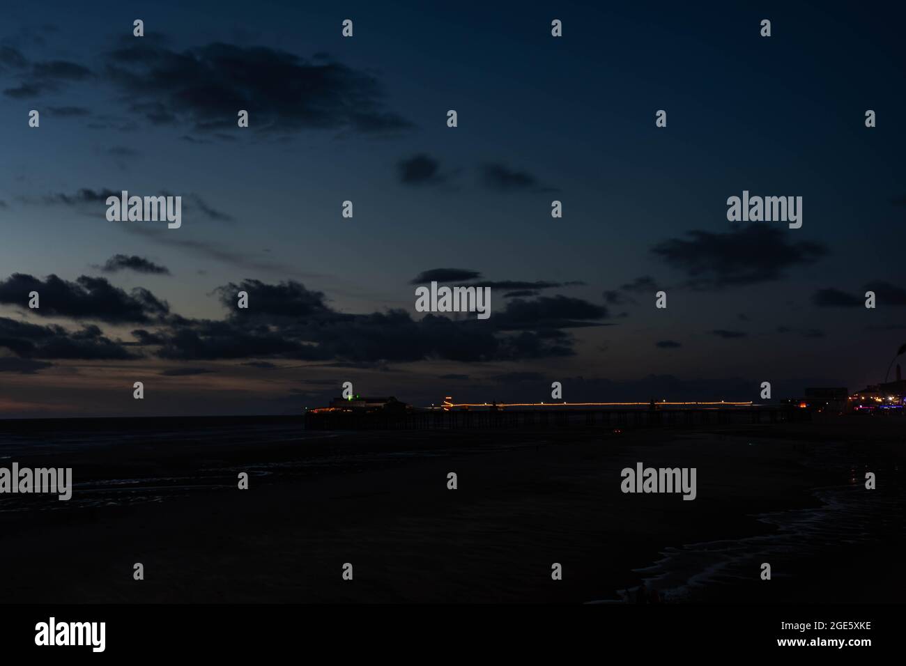 Blackpool Golden Mile Tower Abendnacht Stockfoto