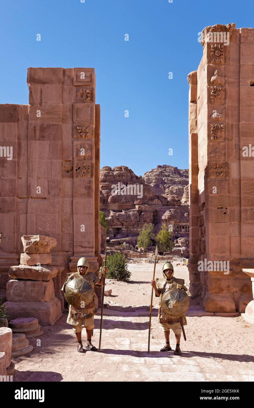 Thematisch gestaltetes Tor zum heiligen Bezirk mit Nabatäischen Wachsoldaten, zwei, Petra, alte Hauptstadt der Nabatäer, UNESCO-Weltkulturerbe, Königreich Stockfoto
