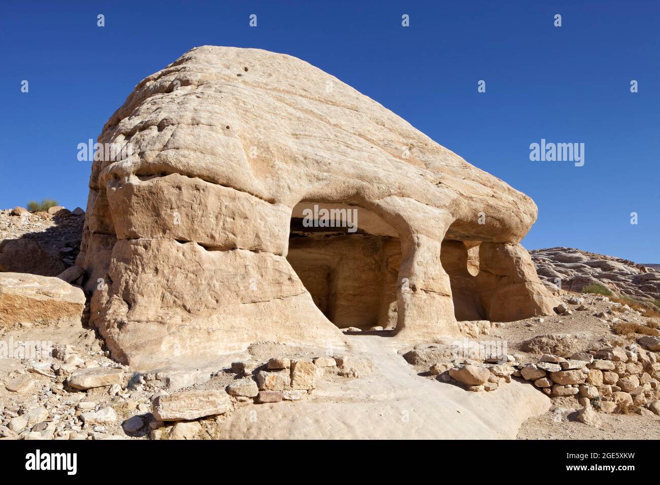 Felsgrab, Bas as-Siq, Äußere Siq, Petra, UNESCO-Weltkulturerbe, Königreich Jordanien Stockfoto