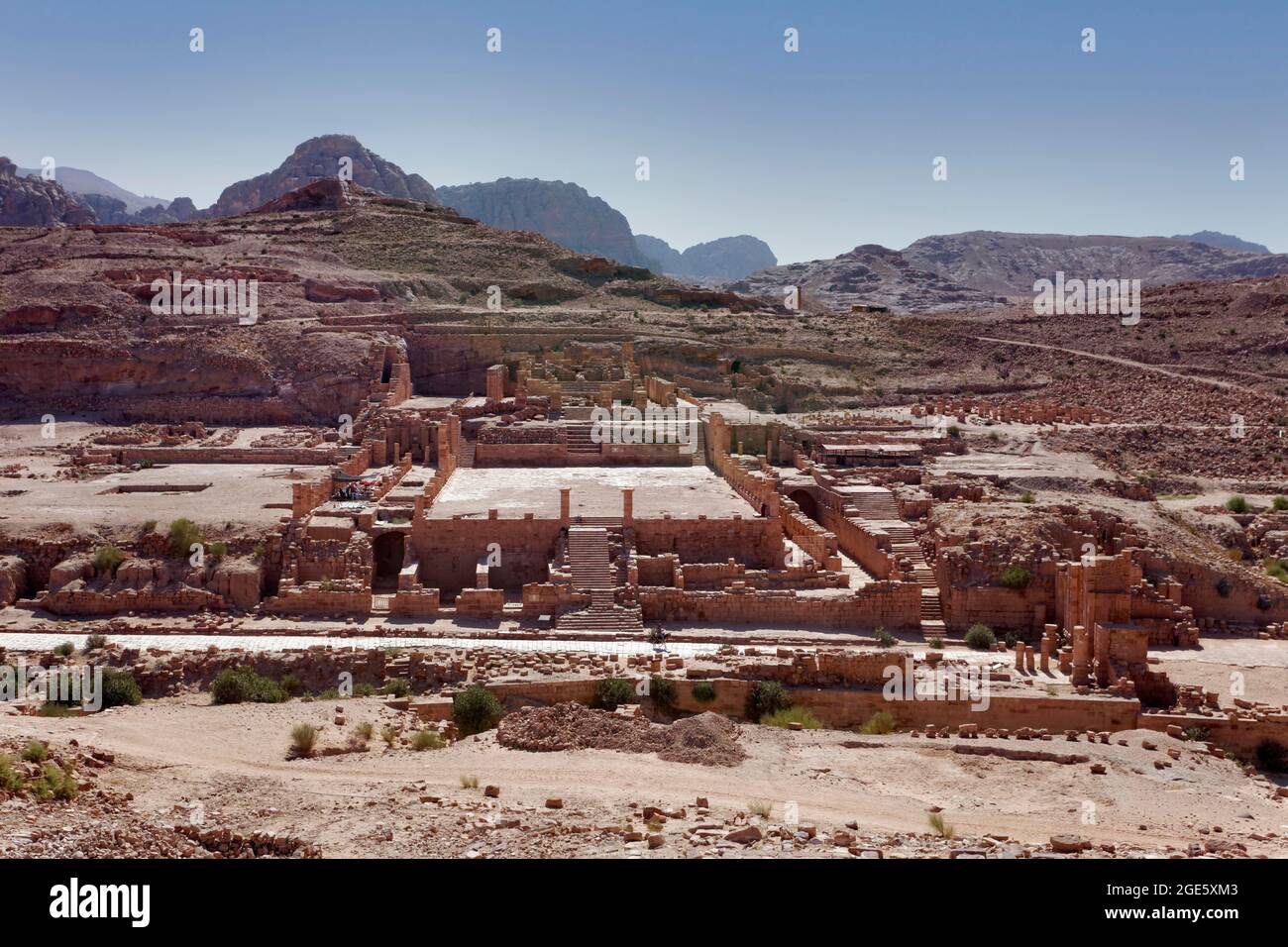 Zentrum, großer Tempel, davor Kolonnadenstraße, rechts ThemenosTor zum Heiligen Bezirk mit dem Haupttempel Qasr al-Bint, Süd-Wadi Stockfoto