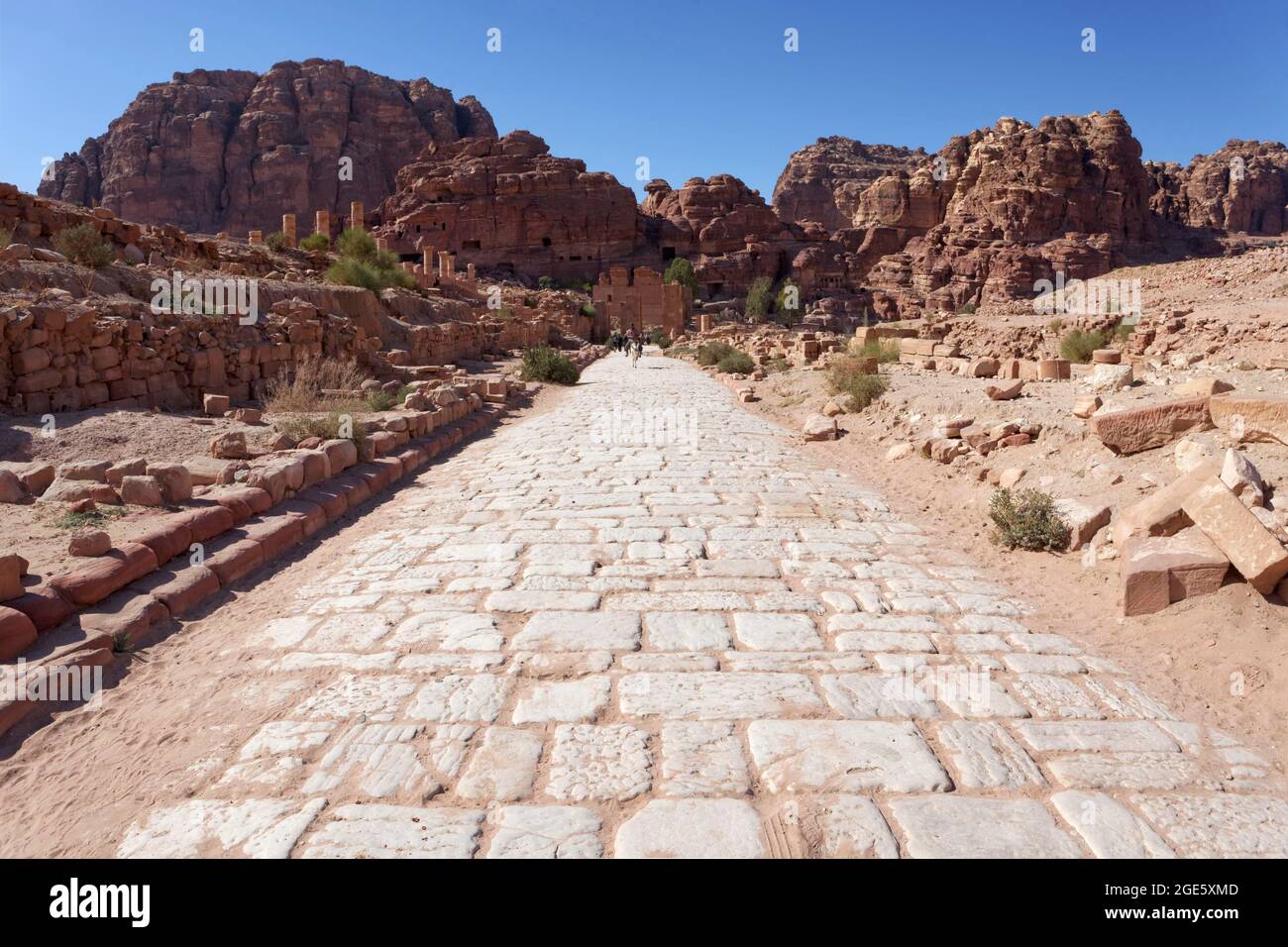 Bürgersteig auf Kolonnadenstraße, hinter Tor zum Heiligen Bezirk Thematos Qasr al-Bint, Süd Wadi (Musa), Petra, UNESCO-Weltkulturerbe, Königreich Stockfoto