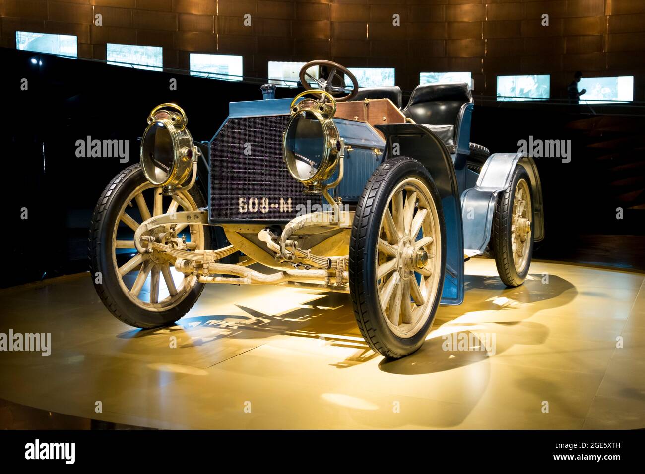 Ein frühes, blaues Sportwagen-Coupé. Im Mercedes-Benz Museum in Stuttgart. Stockfoto
