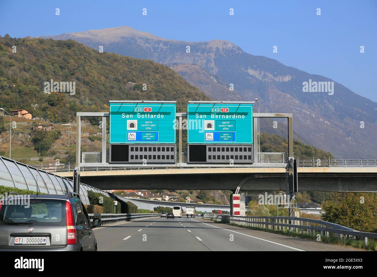 Autobahn A2 E35 bei Bellinzona kurz vor der Abzweigung zum Gotthardpass oder San Bernardino-Pass A13 E43, Kanton Tessin Stockfoto