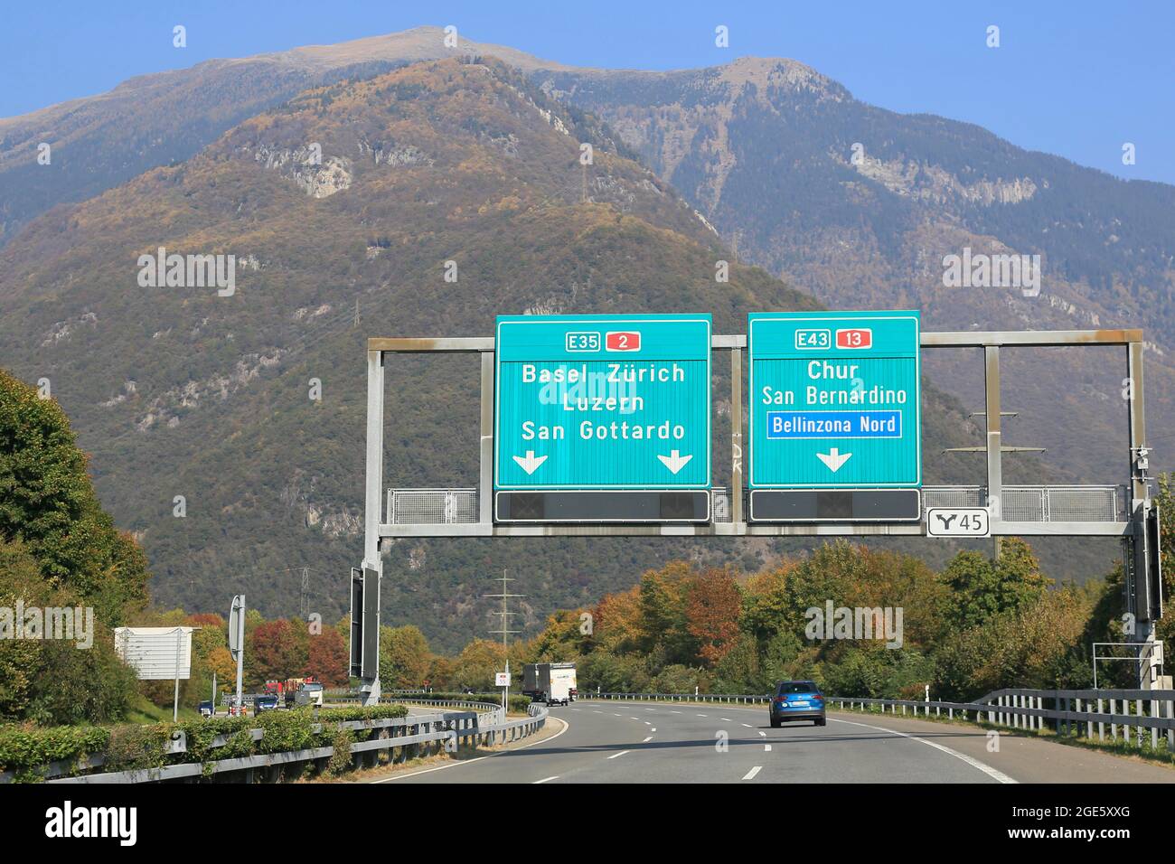 Autobahn A2 E35 bei Bellinzona kurz vor der Abzweigung zum Gotthardpass oder San Bernardino-Pass A13 E43, Kanton Tessin Stockfoto