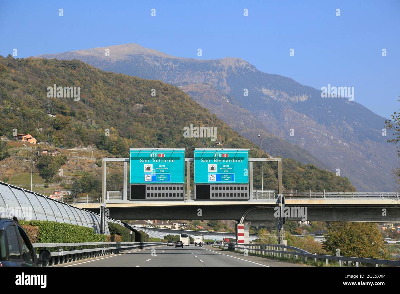 Autobahn A2 E35 bei Bellinzona kurz vor der Abzweigung zum Gotthardpass oder San Bernardino-Pass A13 E43, Kanton Tessin Stockfoto