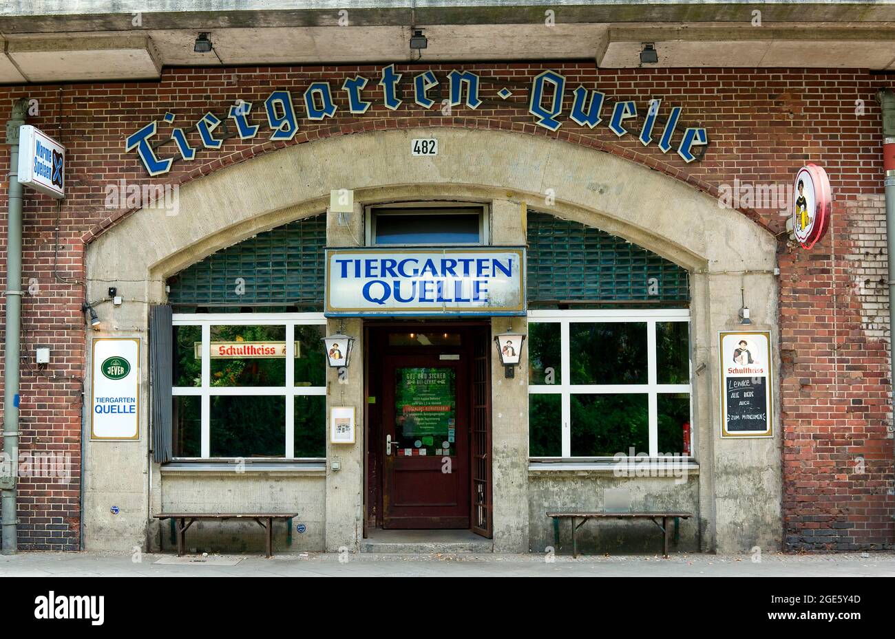 Alte Kultkneipe aus den 1920er Jahren, Tiergartenquelle, S Bahnboden, Berlin, Deutschland Stockfoto