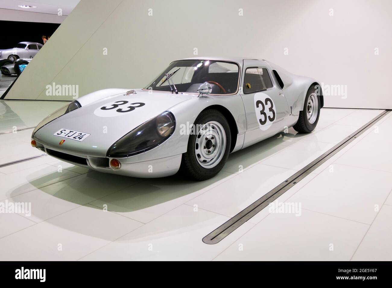 Ein silberner Le Mans-Rennwagen, 904 oder 908, S-TJ24. Im Porsche Museum in Stuttgart. Stockfoto