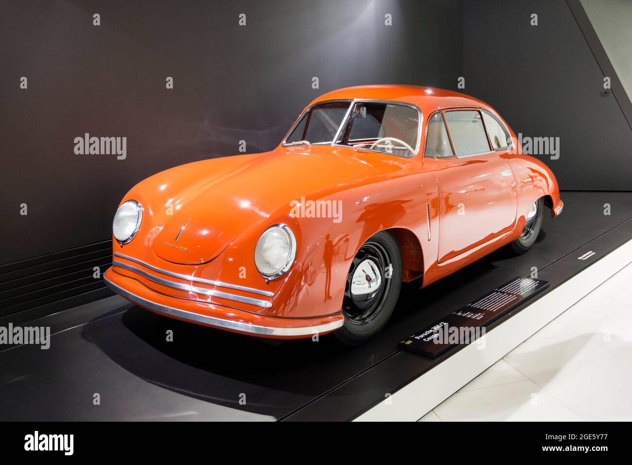 Ein orangefarbenes Coupé-Modell aus dem Jahr 356. Im Porsche Museum in Stuttgart. Stockfoto