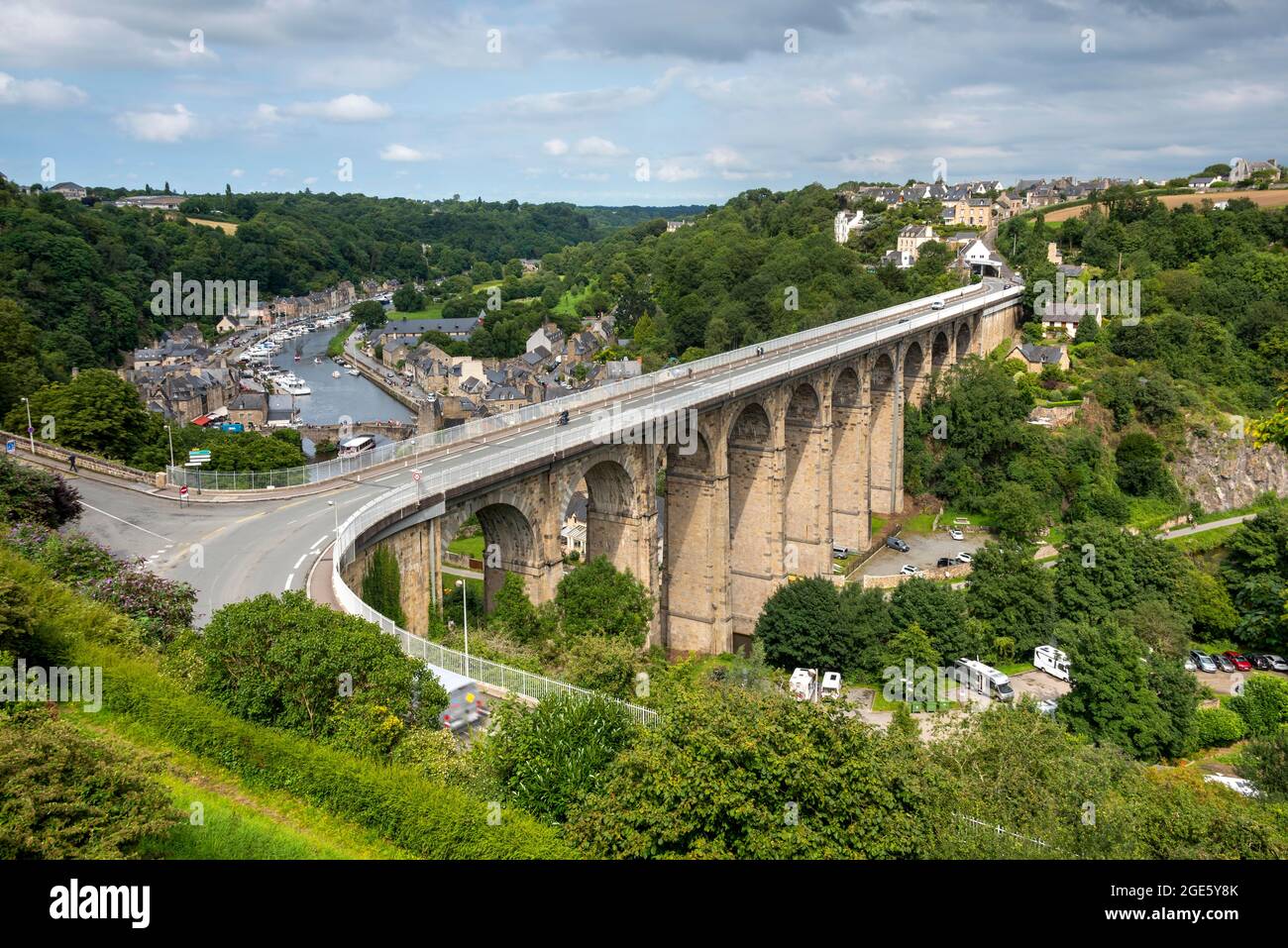 Viadukt über den Fluss Rance, mittelalterlicher Hafen von Dinan, Bretagne, Departement Cotes-d'Armor, Frankreic Stockfoto