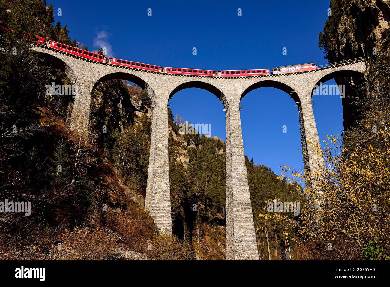 Landwasserviadukt der Rhätischen Bahn, Filisur, Graubünden, Schweiz Stockfoto