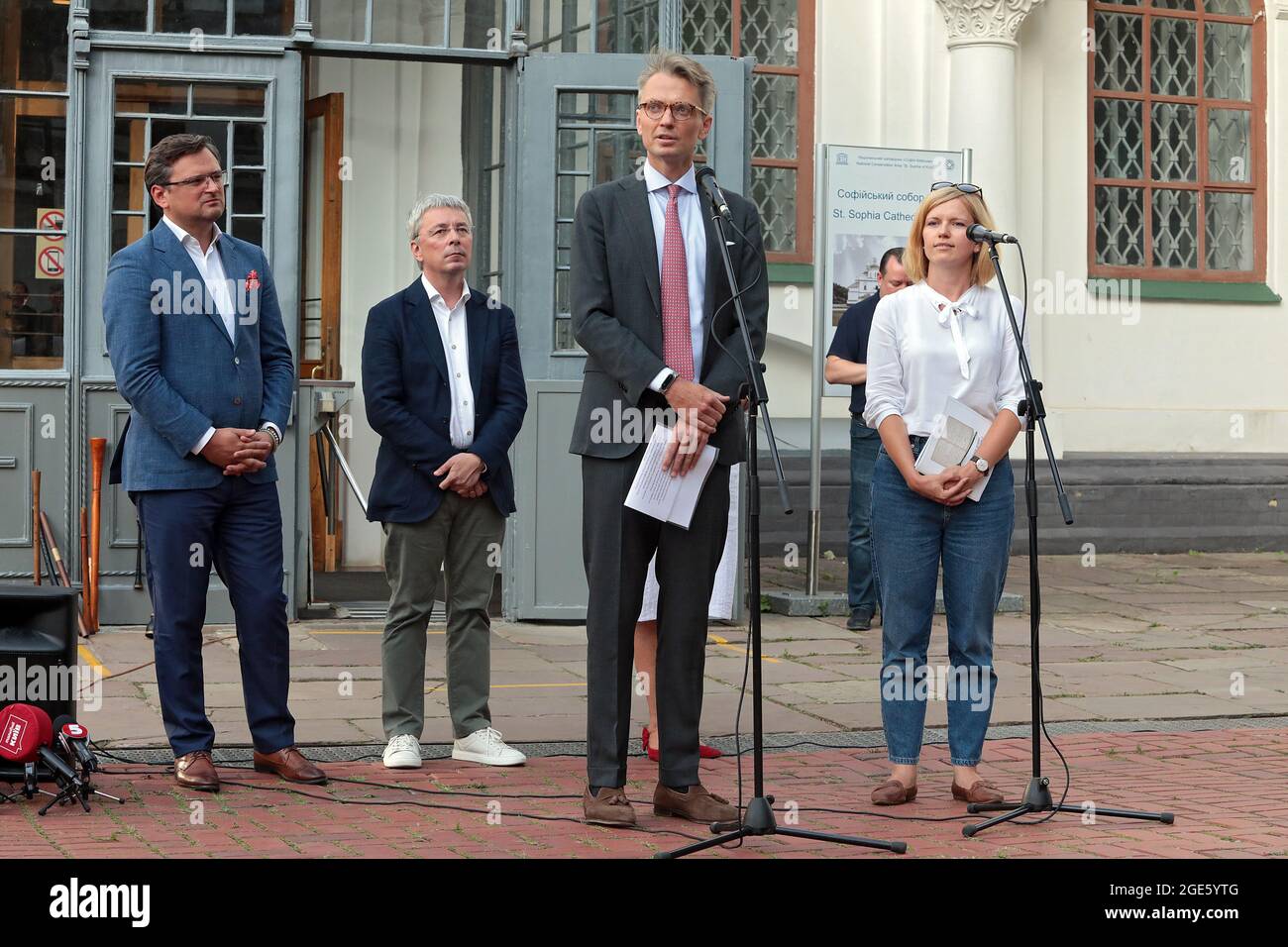 KIEW, UKRAINE - 16. AUGUST 2021 - der außerordentliche und bevollmächtigte Botschafter des Königreichs Schweden in der Ukraine, Tobias Thyberg, hält eine Rede auf Stockfoto