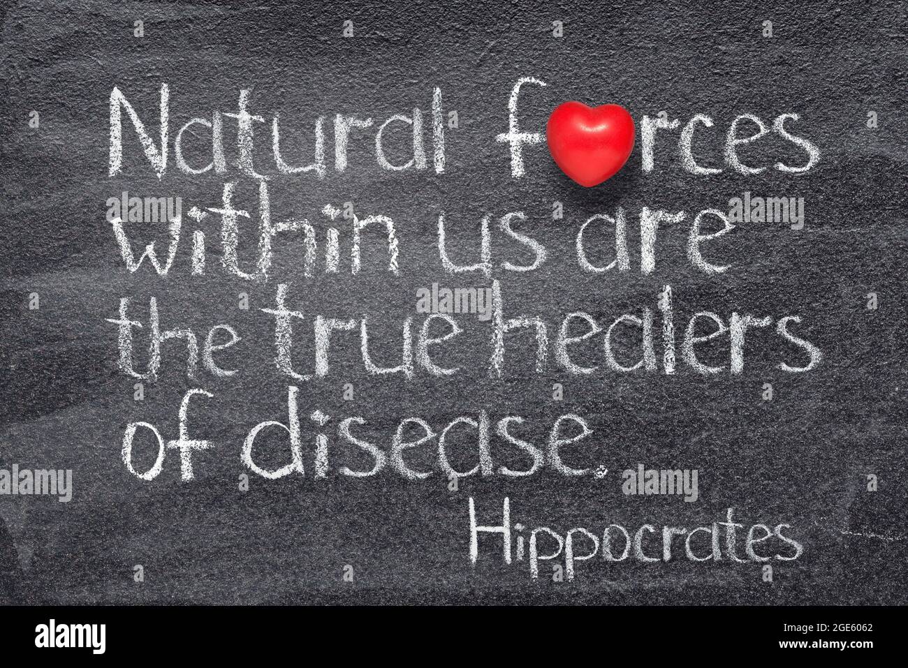 Natürliche Kräfte in uns sind die wahren Heiler der Krankheit - altgriechischer Arzt Hippokrates Zitat geschrieben auf Tafel mit rotem Herz Symbol Stockfoto